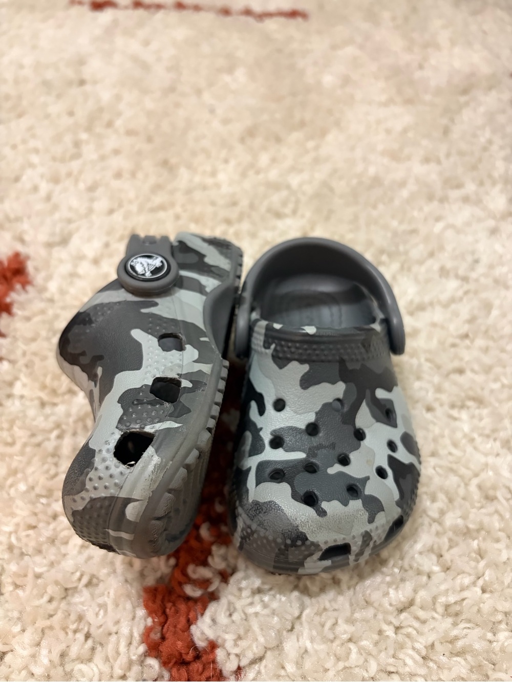 CROCS Kids Clog in Gray & Black Camo
